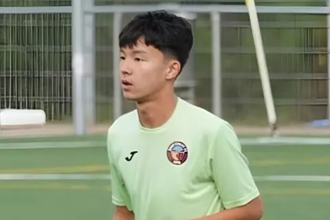 صفقة مستقبلية.. برشلونة يضم الموهبة الكازاخية كريم مينديكانوف